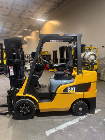 2020 CATERPILLAR 2C6000 6000 LB LP GAS FORKLIFT FINGER TIP CONTROL 82/170" 3 STAGE MAST SIDE SHIFTER ATTACHEMENT UNDER 900 HOURS TREADED TIRES STOCK # BF987249-BUF - United Lift LLC