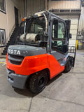 2019 TOYOTA 8FG40U 9000 LB LP GAS FORKLIFT PNEUMATIC 91/132" 2 STAGE CLEAR VIEW MAST SIDE SHIFTING FORK POSITIONER ENCLOSED CAB  HEAT & AC 1302 HOURS STOCK # BF9234199-BUF - United Lift LLC